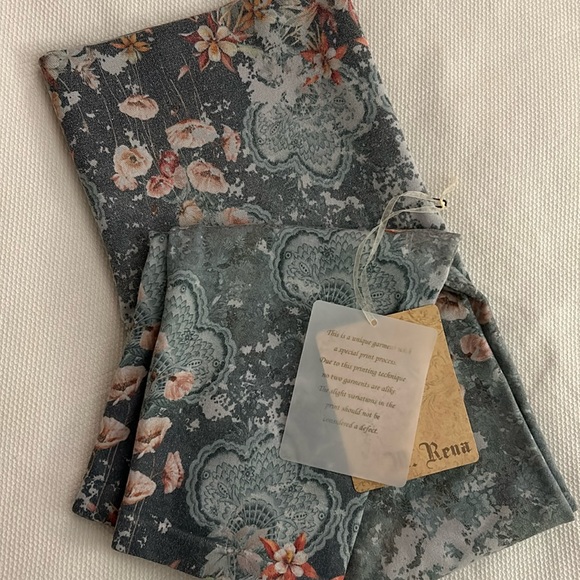 M. Rena Pants - M. Rena Sage Floral Cropped Legging, One Size, NWT